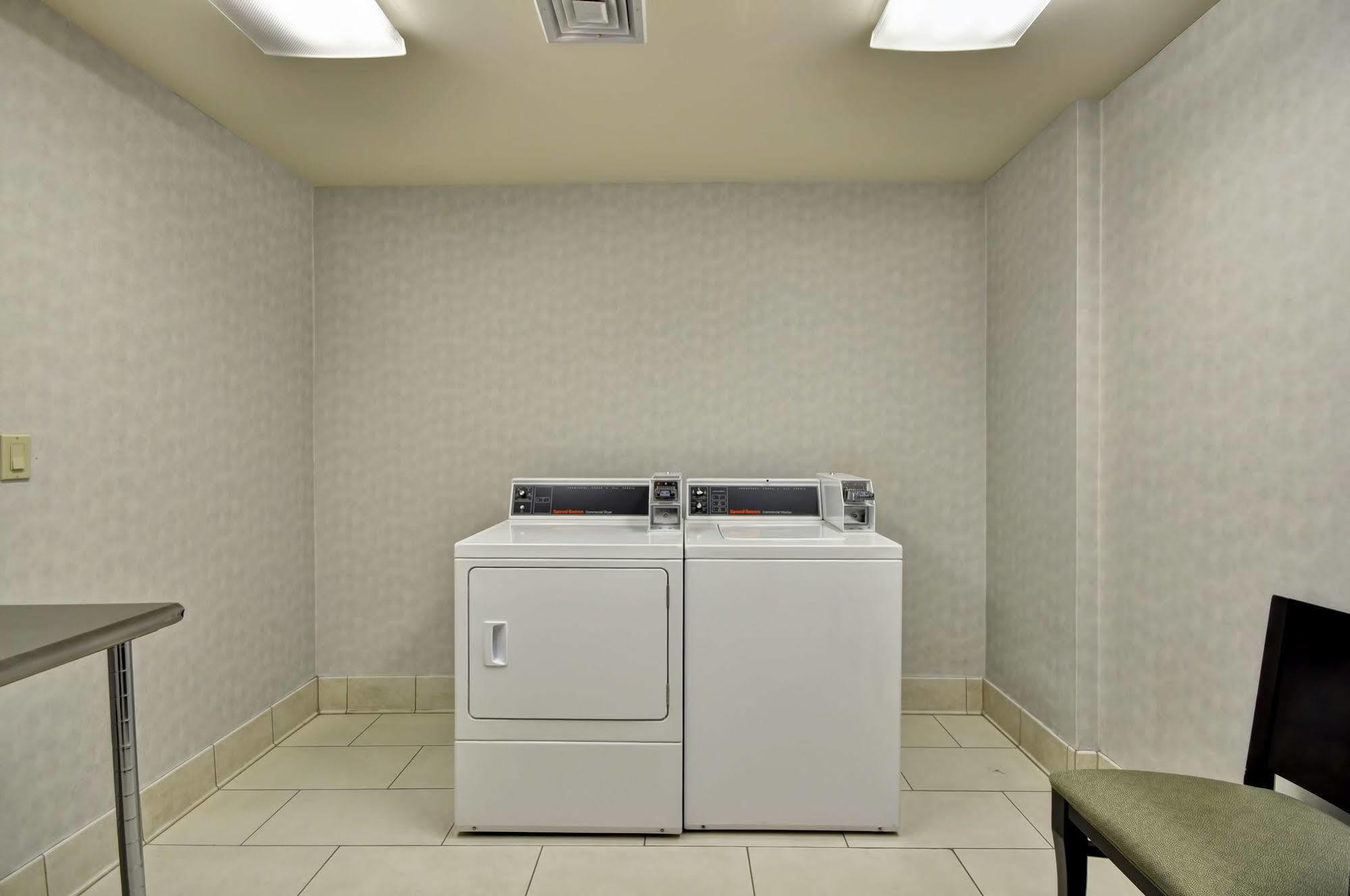 Holiday Inn Express Romulus / Detroit Airport By Ihg Екстер'єр фото